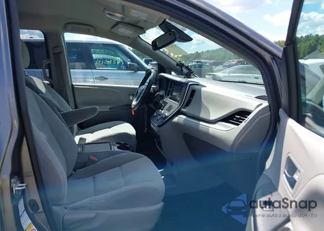 2018 Toyota Sienna Le 7 Passenger z USA, uszkodzony, nr VIN 5TDJZ3DC6JS197285